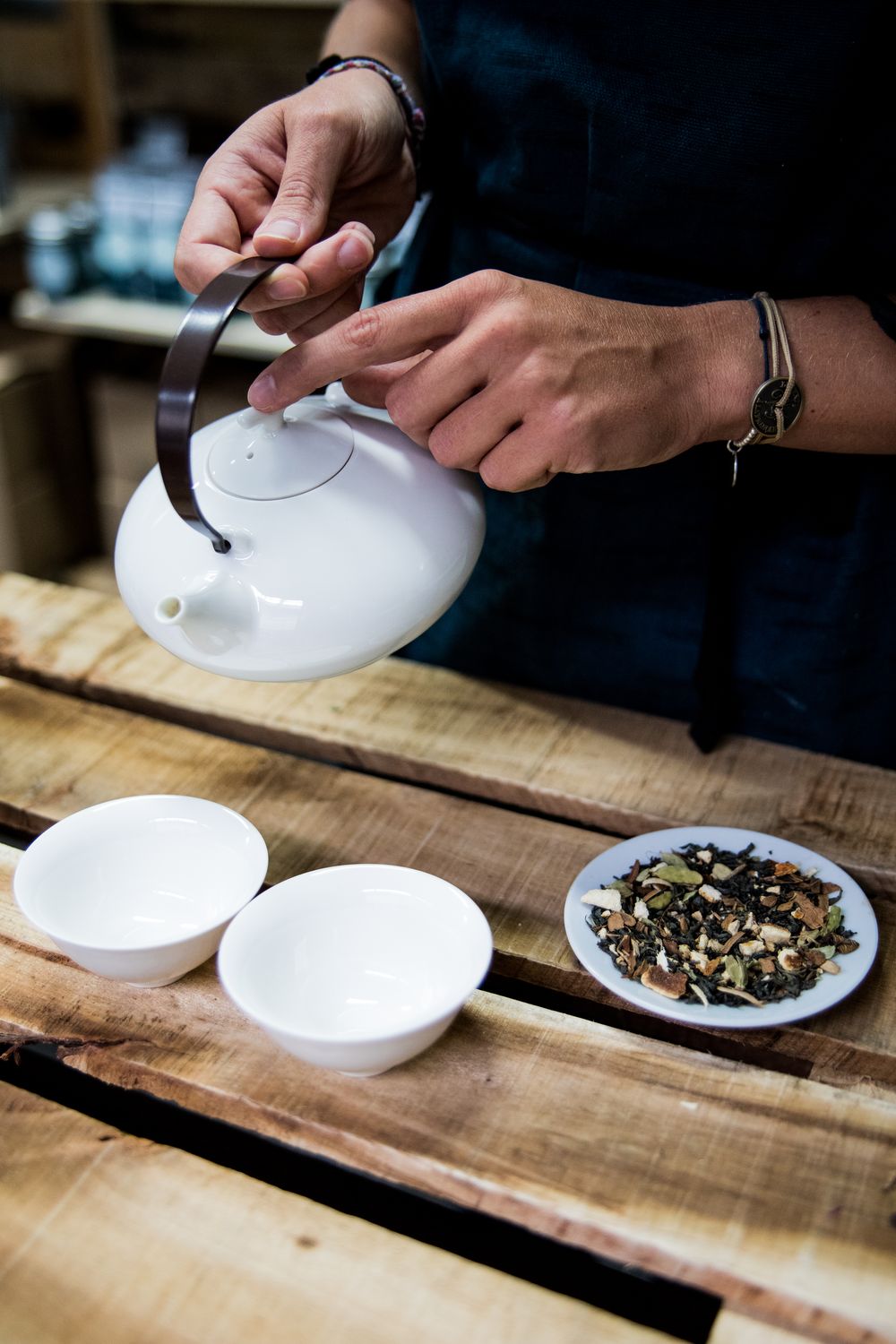 Service du thé par la sommelière Service du thé par la sommelière